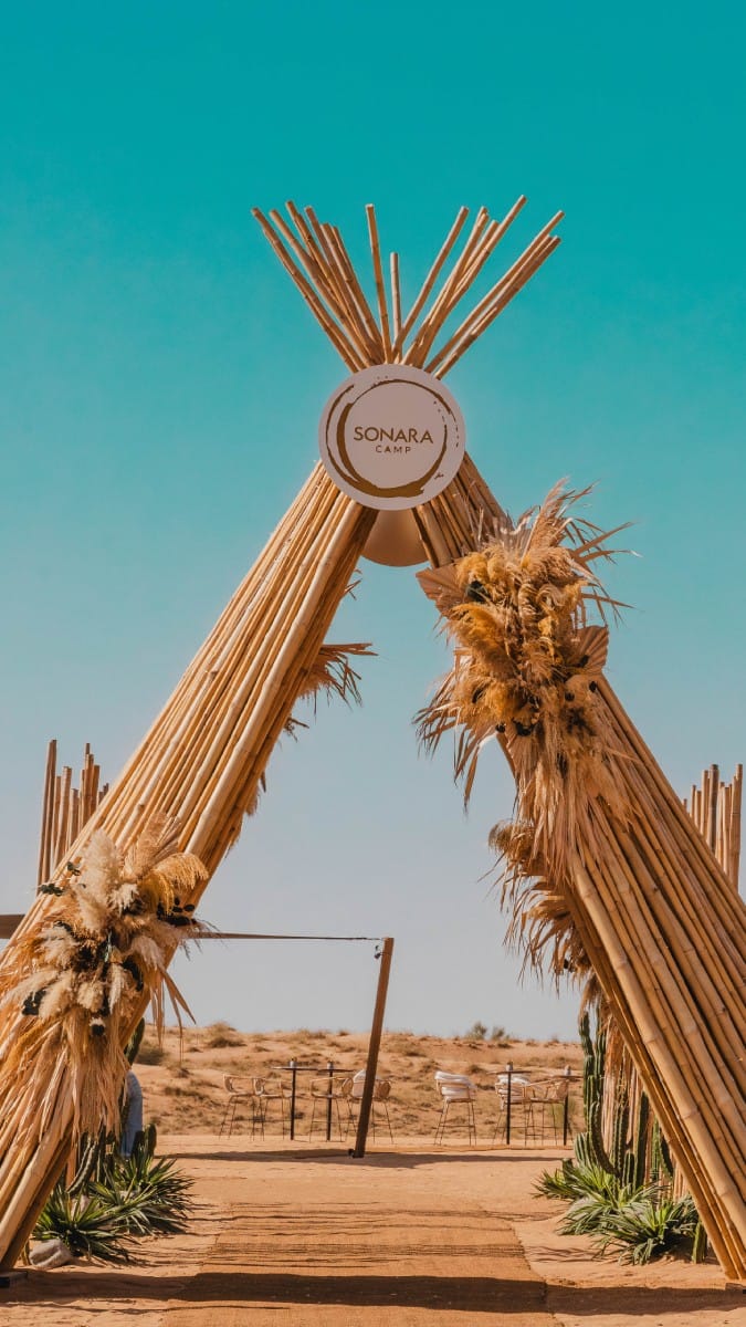 Вход в Sonara Camp среди дюн